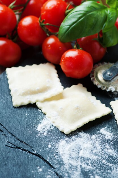 Ravioli crudi con pomodoro e basilico