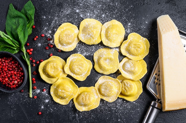 Ravioli crudi Il processo di produzione di ravioli italiani fatti in casa. Vista dall'alto