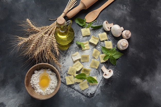 Ravioli crudi italiani con funghi, basilico, farina e olio d'oliva