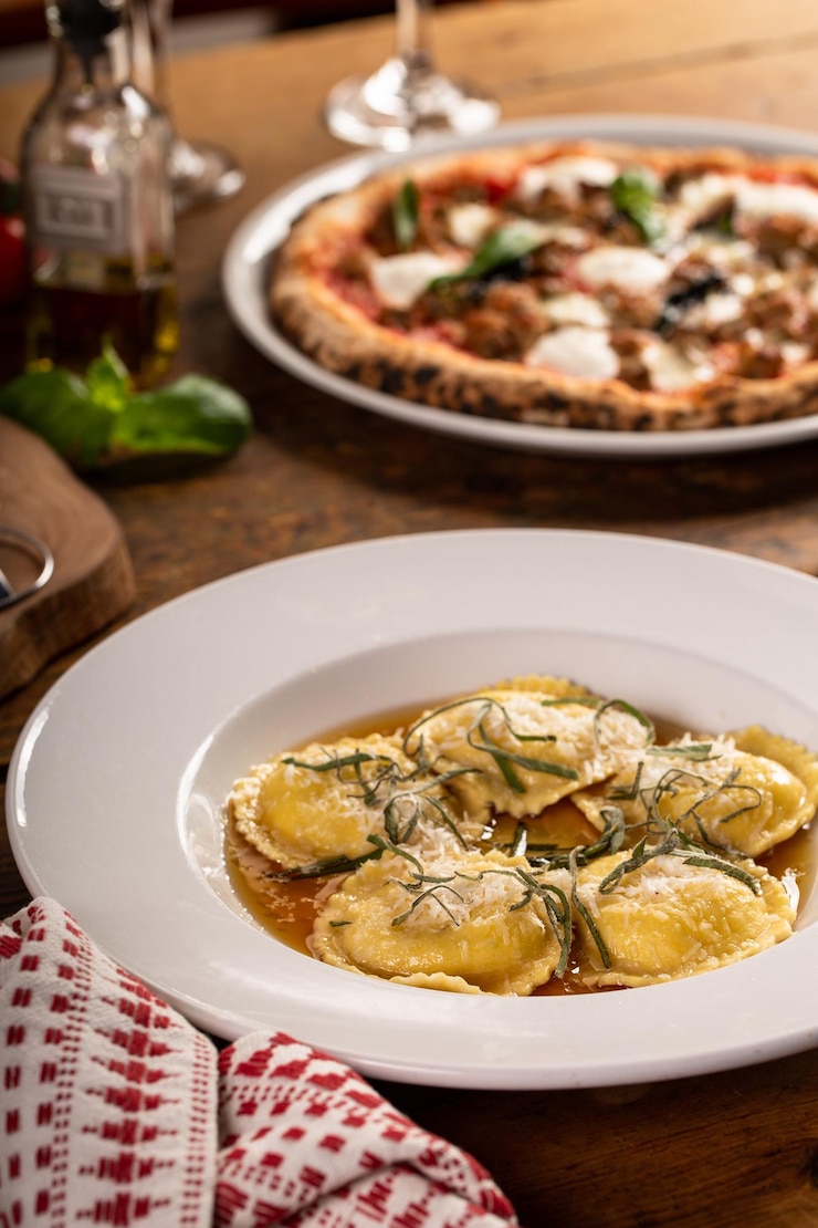 Foto ravioli di burro marrone e salvia con ripieno di zucca