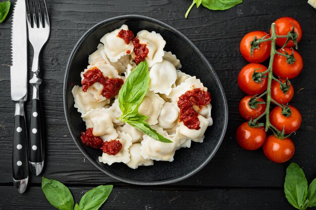 Ravioli di pasta con crema di funghi e formaggio