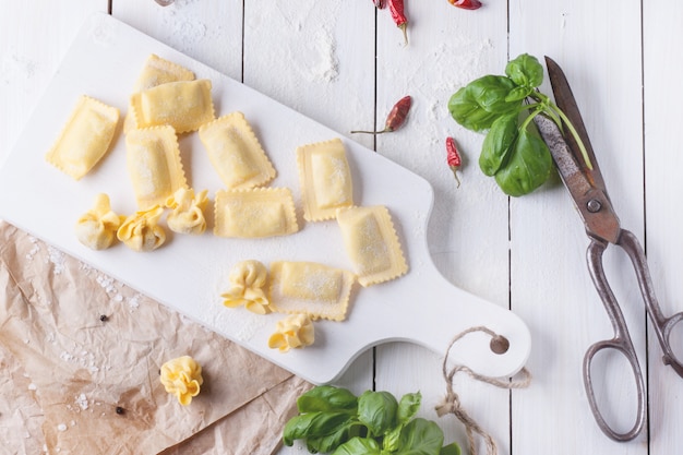 Ravioli di pasta con farina e basilico