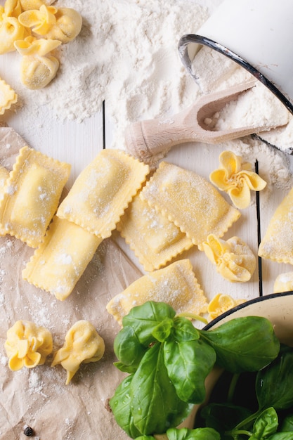 Ravioli di pasta con farina e basilico