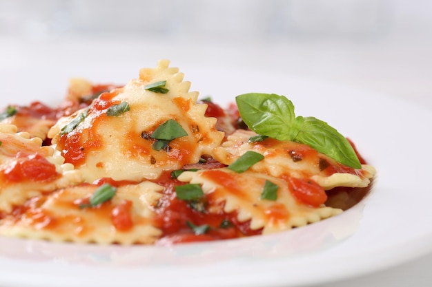 Ravioli di pasta italiana con pasta al pomodoro con basilico