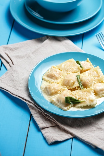 Ravioli di pasta italiana su fondo rustico in legno