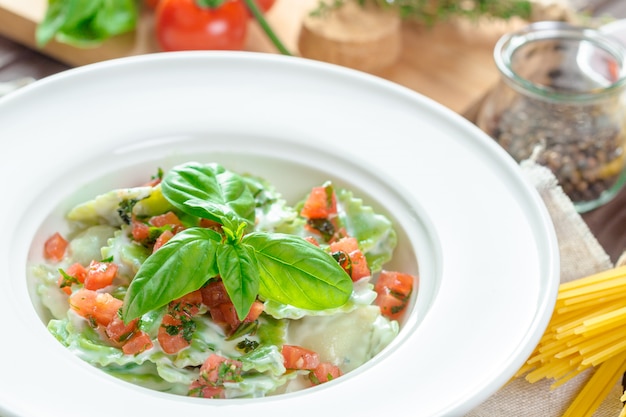 Ravioli di pasta verde ripieno