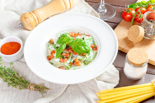 Ravioli di pasta verde ripieno