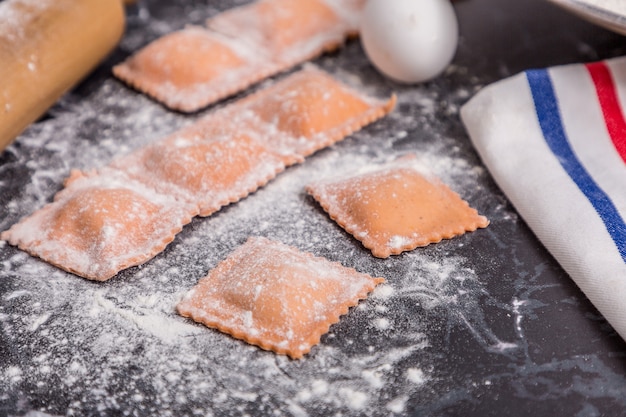 Ravioli di peperoni dolci fatti in casa Vista superiore dell'uovo di pasta italiana fresca