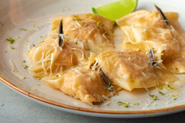 Ravioli di piatto italiano con parmigiano in un piatto