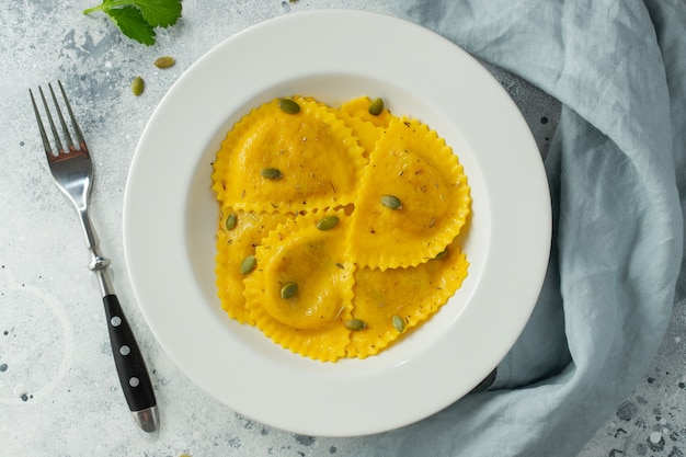 Ravioli di zucca fatti in casa con burro.