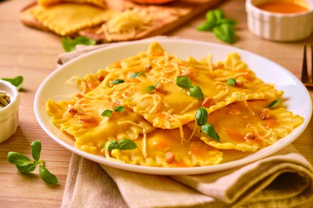 Ravioli di zucca fatti in casa con ricotta al basilico