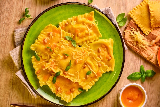 Ravioli di zucca fatti in casa con ricotta al basilico