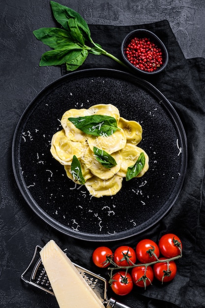 Ravioli italiani con formaggio e basilico