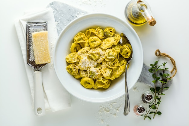 Ravioli italiani con parmigiano sul piatto