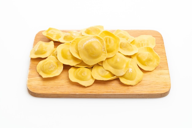 Ravioli italiani tradizionali su bianco