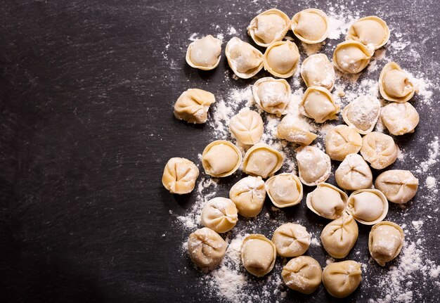 ravioli o gnocchi su sfondo nero