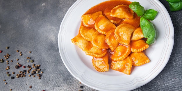 ravioli ripieni di carne pasta salsa di pomodoro piatto fresco pasto sano cibo spuntino dieta sul tavolo