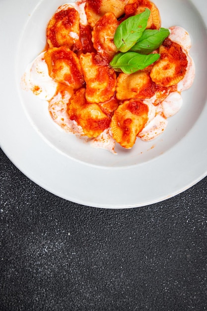 ravioli salsa di pomodoro cibo italiano secondo corso pasto cibo spuntino sul tavolo copia cibo spaziale