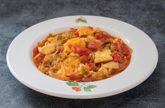 Ravioli tradizionali turchi con yogurt e salsa di pomodoro in piatto, manti