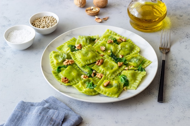 Ravioli verdi con ricotta, spinaci e noci. Mangiare sano. Cibo vegetariano. Cucina italiana.