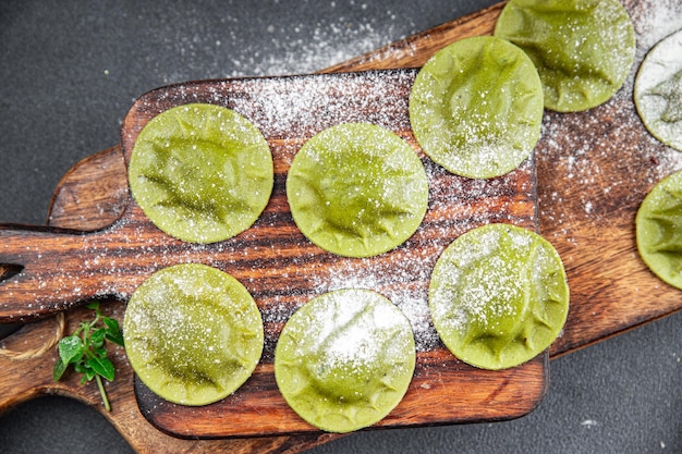 ravioli verdi pasta verde spinaci basilico cibo vegetale pasto sano spuntino sul tavolo