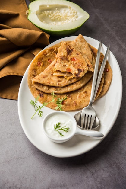 Raw Papaya Paratha o Papita ke Parathe realizzata con Fatto con papaya, farina di frumento, semi di cumino, zenzero. Ricetta popolare indiana servita calda con la cagliata. messa a fuoco selettiva