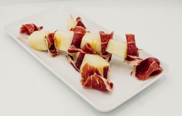 Razione di melone con prosciutto crudo tipico della Spagna.