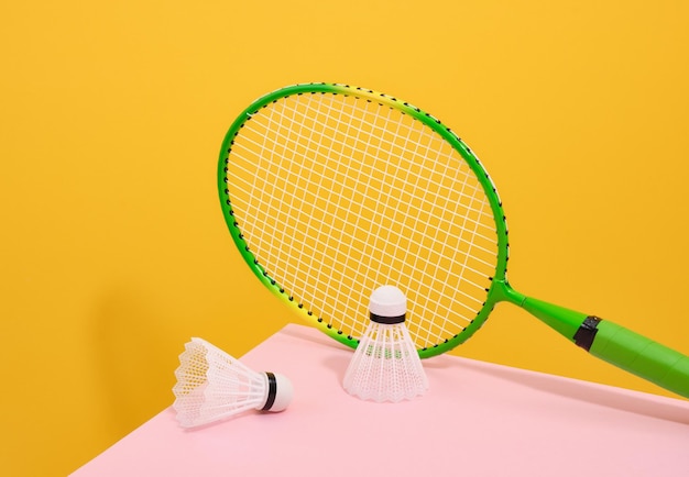 Razza di badminton verde e gallo bianco Gioca e sport