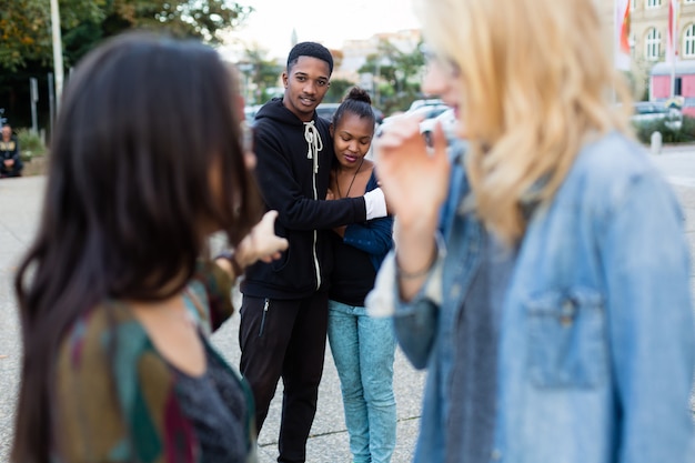 Razzismo - coppia nera vittima di bullismo