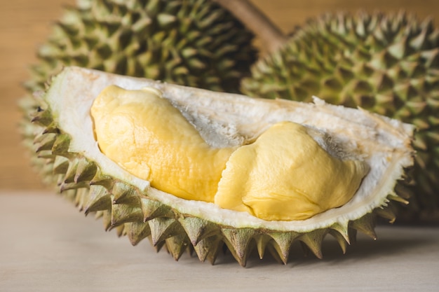 Re dei frutti, Durian su fondo in legno.