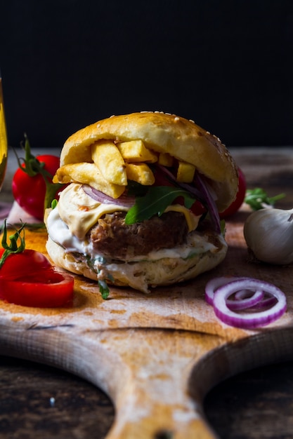 Reale hamburger di pancetta americana con patatine fritte e birra