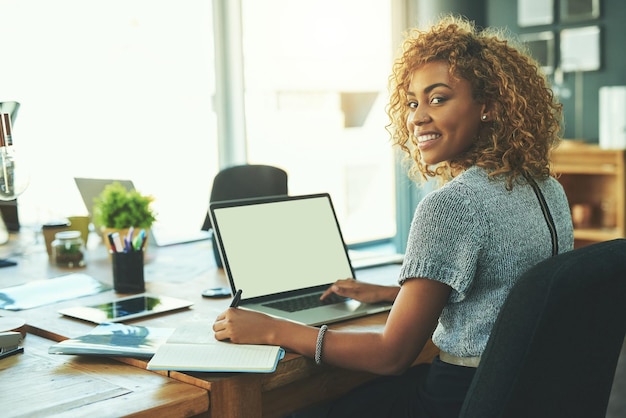 Realizzare i miei sogni di successo Ritratto di una giovane donna d'affari che lavora in un ufficio