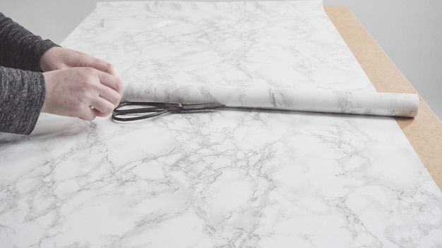 Realizzare una tavola di marmo con carta adesiva per la fotografia di cibo.