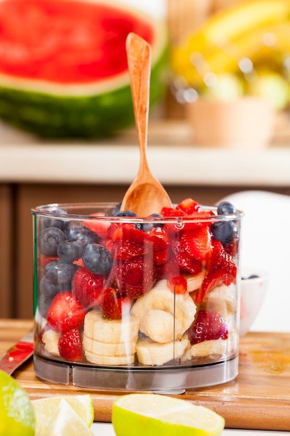 Realizzato con diversi tipi di frullati di frutti di bosco, il frullato è composto da fragole, mirtilli e mirtilli con l'aggiunta di fette di banana e anguria