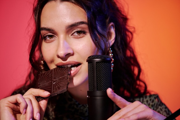 Realizzazione di contenuti ASMR usando il cioccolato