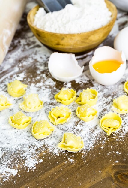 Realizzazione di tortellini ai quattro formaggi fatti in casa con prodotti freschi dell'azienda agricola.