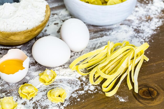 Realizzazione di tortellini ai quattro formaggi fatti in casa con prodotti freschi dell'azienda agricola.