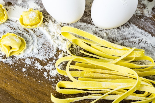 Realizzazione di tortellini ai quattro formaggi fatti in casa con prodotti freschi dell'azienda agricola.