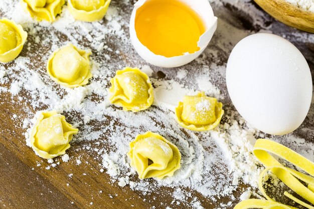 Realizzazione di tortellini ai quattro formaggi fatti in casa con prodotti freschi dell'azienda agricola.