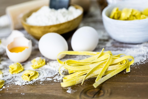 Realizzazione di tortellini ai quattro formaggi fatti in casa con prodotti freschi dell'azienda agricola.