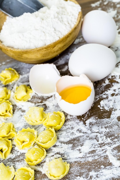 Realizzazione di tortellini ai quattro formaggi fatti in casa con prodotti freschi dell'azienda agricola.