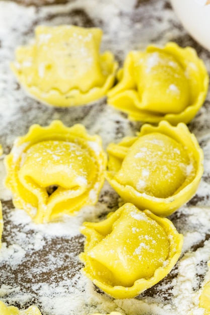 Realizzazione di tortellini ai quattro formaggi fatti in casa con prodotti freschi dell'azienda agricola.