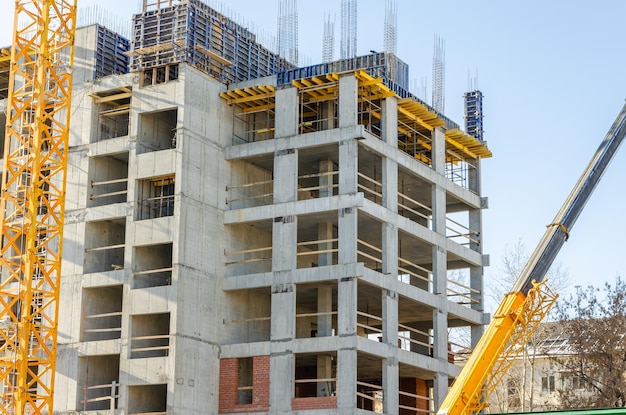 Realizzazione di un alto edificio residenziale.