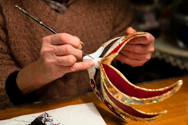 Realizzazione di una maschera di carnevale di venezia