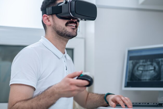 realtà virtuale. Dottore seduto al computer e usando gli occhiali vr