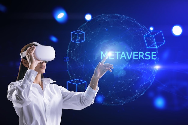 Realtà virtuale e concetto di tecnologia globale con segno digitale del metaverso sullo sfondo della mappa del mondo e giovane donna che utilizza occhiali per cuffie VR