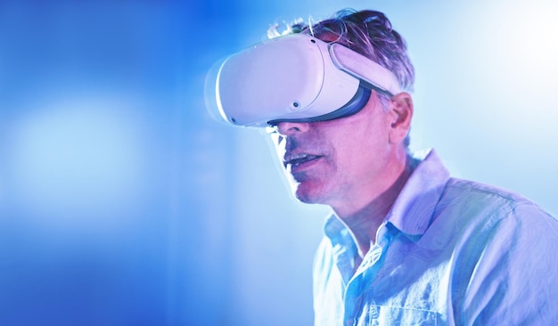 Realtà virtuale vr metaverse o uomo anziano con occhiali 3d per luci virtuali esperienza informatica o realtà aumentata Innovazione digitale futura o persona futuristica con tecnologia di simulazione creativa