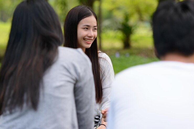 Photo rear view of a smiling woman