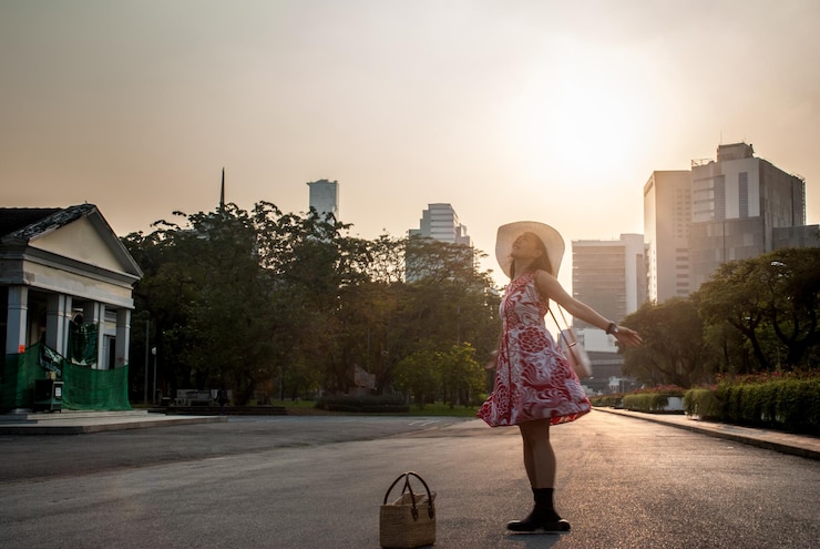 Photo rear view of woman on street against buildings in city