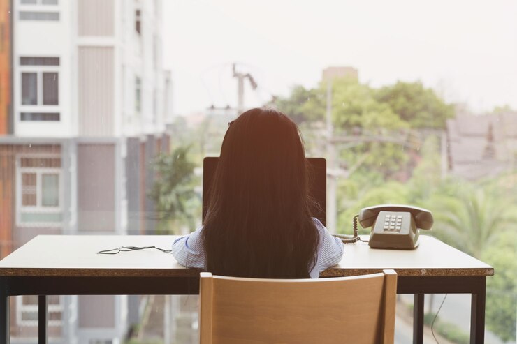 Photo rear view of woman sitting on table